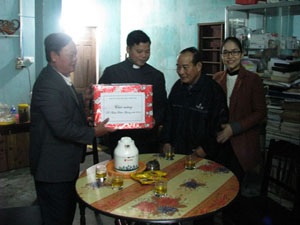 Thua Thien Hue Province: Provincial Religious Committee leader presents Christmas gifts to local Catholics